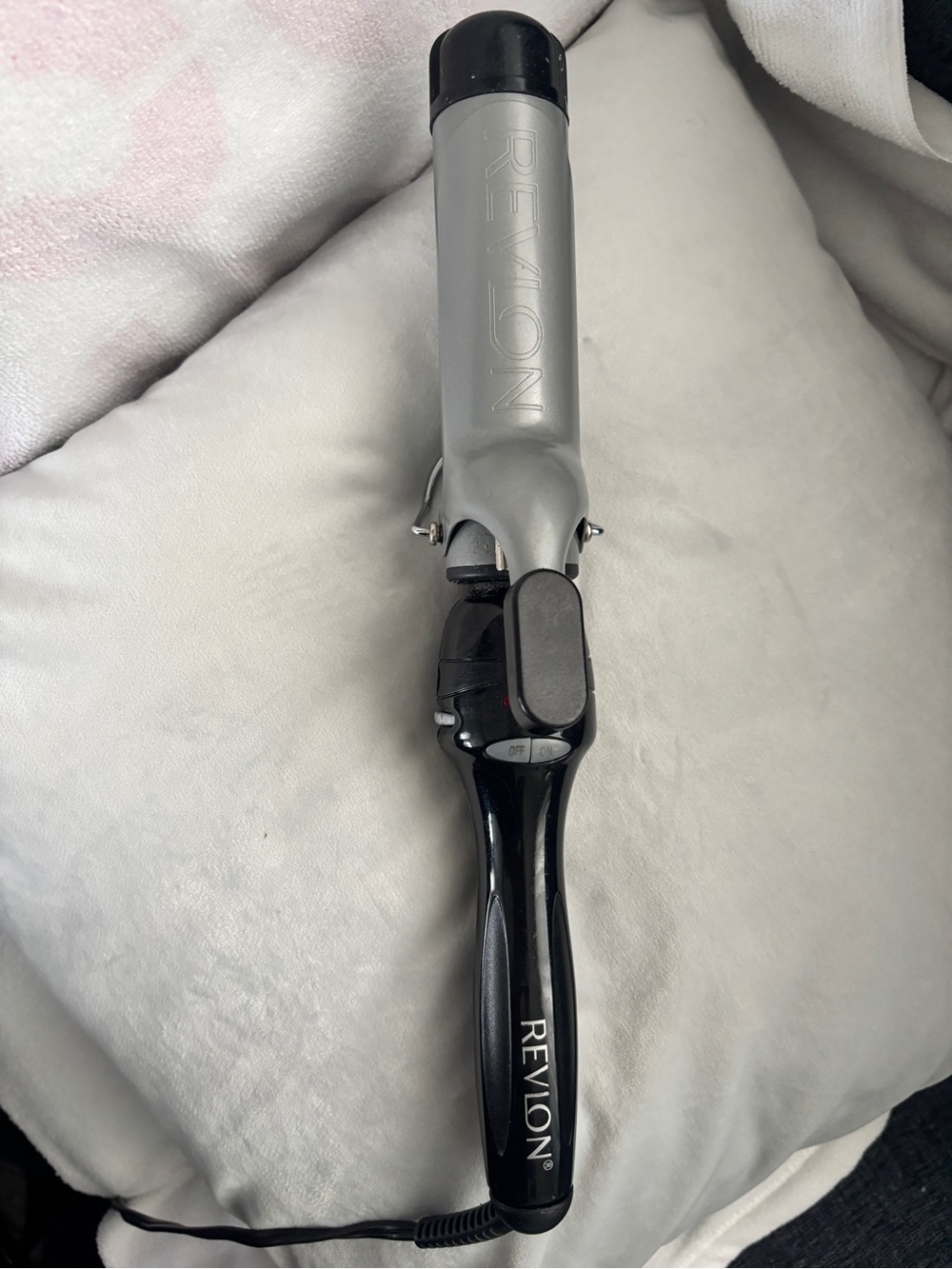 Black Revlon RV050 Pro Large Barrel Hair Styling Curling Iron Wand, 11/2"